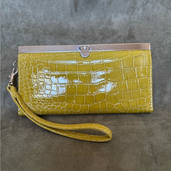 FAUX CROC Chartreuse Clutch Wallet w/ Wristlet Strap Multi-Compartments w/ Zip - Picture 2 of 16